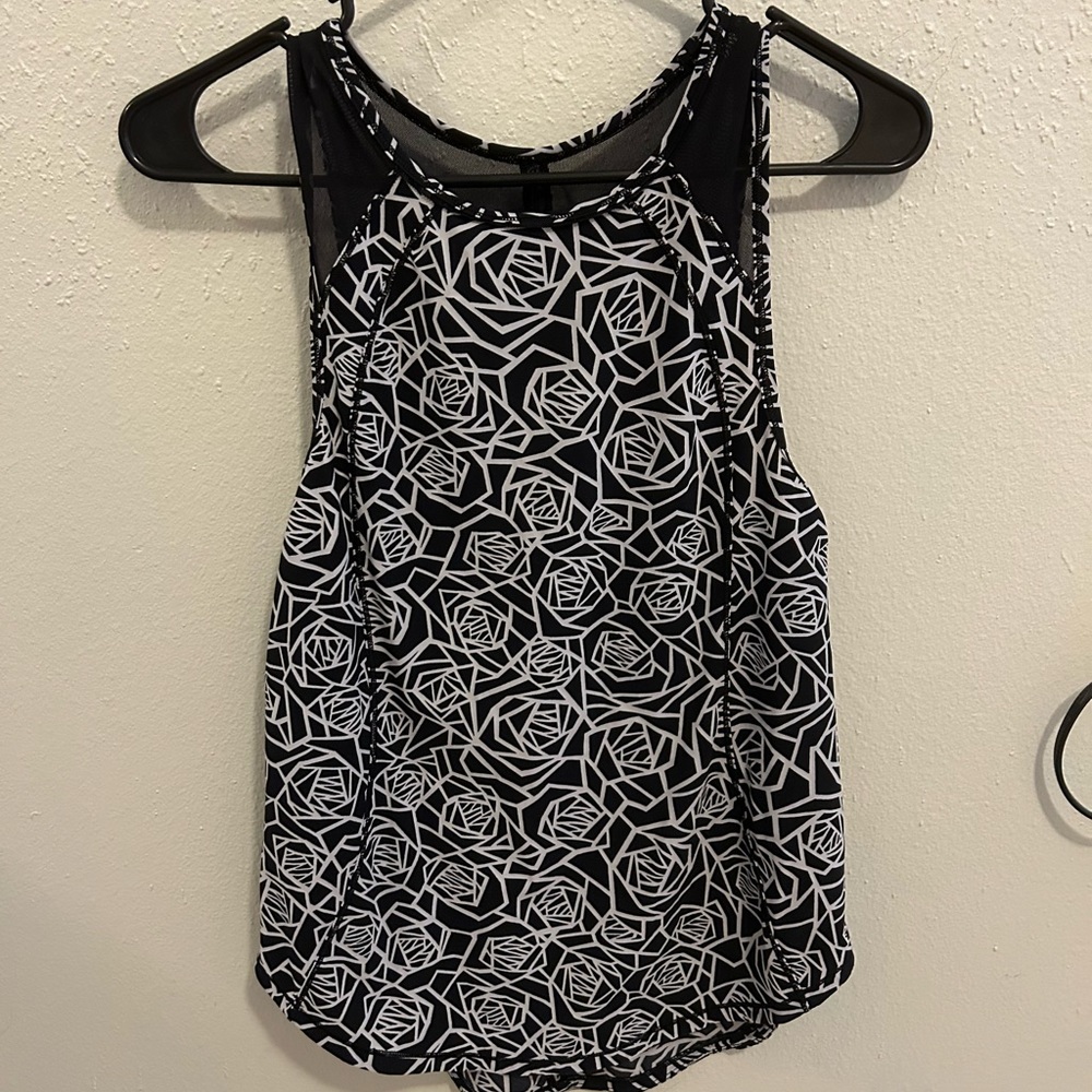 Lululemon Sculpt tank top. Black and white. Size: 2